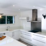 Plan de travail blanc dans une cuisine en rénovation