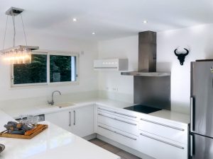 Plan de travail blanc dans une cuisine en rénovation