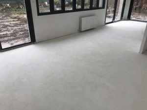 Sol en Béton Ciré blanc dans une maison neuve