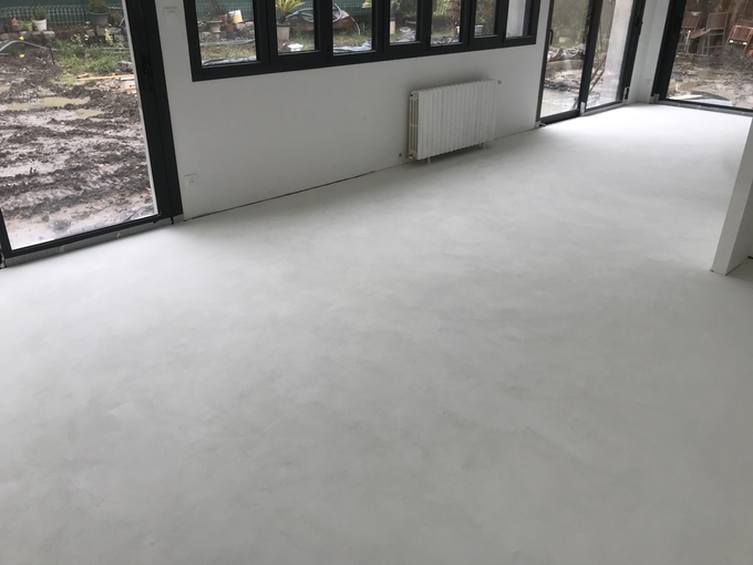Sol en Béton Ciré blanc dans une maison neuve