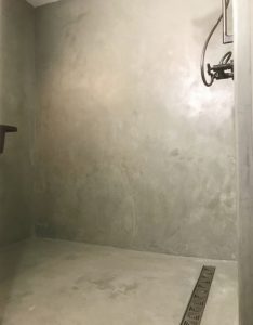 Douche à l'italienne en Béton Ciré en remplacement d'une baignoire