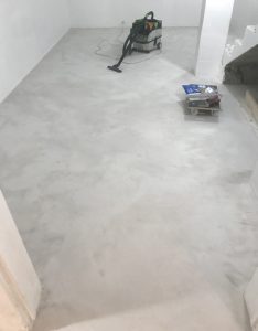 Béton Ciré gris clair dans une maison de Bordeaux en rénovation