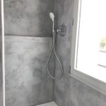 Douche à l'italienne en Béton Ciré gris moyen