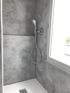 Douche à l'italienne en Béton Ciré gris moyen