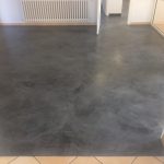 Sol de bureau en Béton Ciré gris foncé sur carrelage ancien