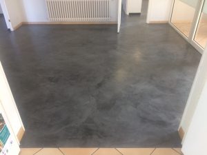 Sol de bureau en Béton Ciré gris foncé sur carrelage ancien