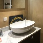 Mur de salle d'eau en Béton Ciré marron à Bordeaux