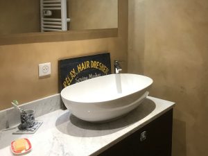 Mur de salle d'eau en Béton Ciré marron à Bordeaux