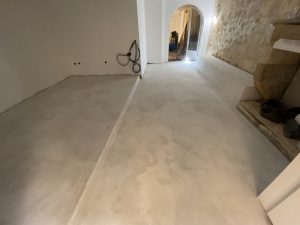 Sol de commerce de Bordeaux en Béton Ciré gris