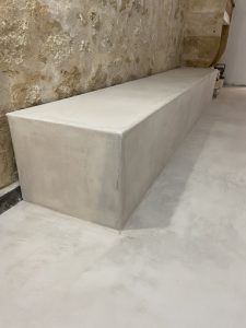 Détail d'un banc en Béton Ciré dans une salle de Sport de Bordeaux