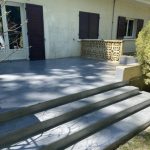 Terrasse en Béton Ciré, gris moyen, avec accès au jardin