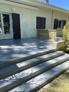 Terrasse en Béton Ciré, gris moyen, avec accès au jardin