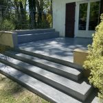 Terrasse en Béton Ciré, gris moyen, à côté de Montalivet