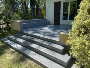 Terrasse en Béton Ciré, gris moyen, à côté de Montalivet