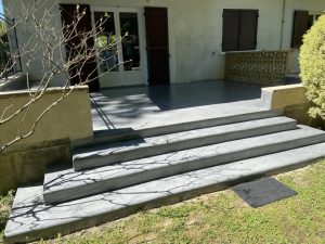 Terrasse en Béton Ciré, sur-élevée par 3 marches