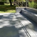 Terrasse en Béton Ciré avec banc pour convives ou plantes en pot