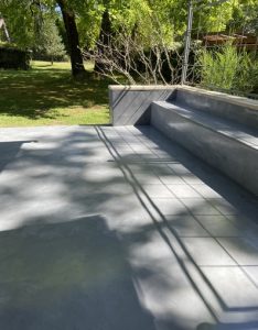 Terrasse en Béton Ciré avec banc pour convives ou plantes en pot