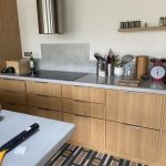 Mobilier en Béton Ciré ; plan de travail et crédence de cuisine moderne