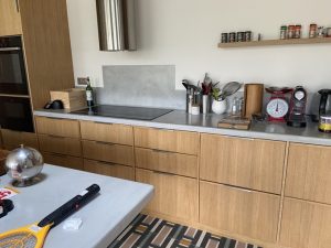 Mobilier en Béton Ciré ; plan de travail et crédence de cuisine moderne