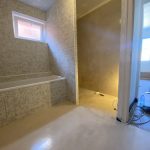 Sol de salle de bains et douche à l'italienne en Béton Ciré
