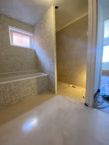 Sol de salle de bains et douche à l'italienne en Béton Ciré