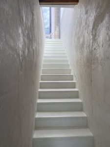 Escalier extérieur blanc en Béton Ciré