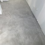 Béton Ciré gris clair au sol du couloir d'une maison neuve de Bordeaux