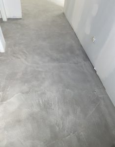 Béton Ciré gris clair au sol du couloir d'une maison neuve de Bordeaux