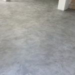 Béton Ciré gris clair au sol du séjour d'une maison neuve de Bordeaux