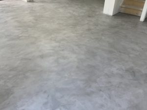 Béton Ciré gris clair au sol du séjour d'une maison neuve de Bordeaux