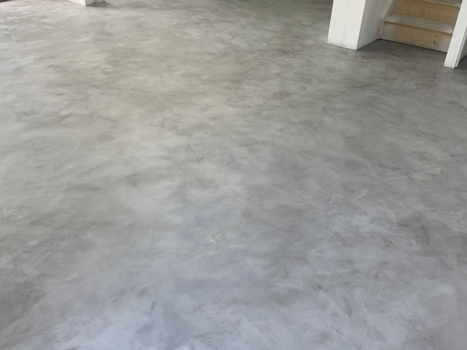 Béton Ciré gris clair au sol du séjour d'une maison neuve de Bordeaux