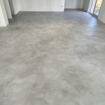 Béton Ciré gris clair au sol d'un pavillon de Bordeaux