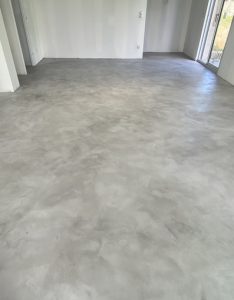 Béton Ciré gris clair au sol d'un pavillon de Bordeaux