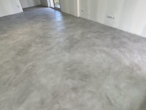 Béton Ciré gris clair au sol d'un pavillon neuf de Bordeaux