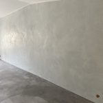 Mur d'une maison en pierres en Béton Ciré