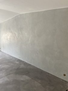 Mur d'une maison en pierres en Béton Ciré