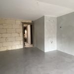 Mur et sol d'une maison en pierres en Béton Ciré