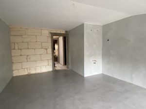 Mur et sol d'une maison en pierres en Béton Ciré