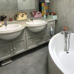 Salle de Bains avec sol murs et plan de travail en Béton Ciré gris clair