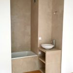 Murs d'entourage de baignoire avec meuble en Béton Ciré unicolore beige