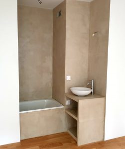 Murs d'entourage de baignoire avec meuble en Béton Ciré unicolore beige