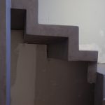 Détail du limon d'un escalier en Béton Ciré gris anthracite
