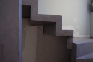 Détail du limon d'un escalier en Béton Ciré gris anthracite