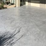 Terrasse en Béton Ciré gris sur carrelage à relooker