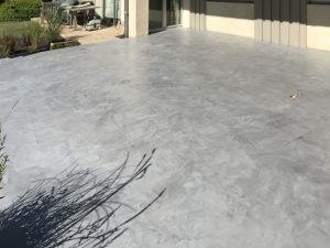 Terrasse en Béton Ciré gris sur carrelage à relooker