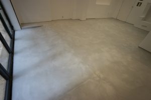 Sol d'un commerce de Bordeaux recouvert en Béton Ciré