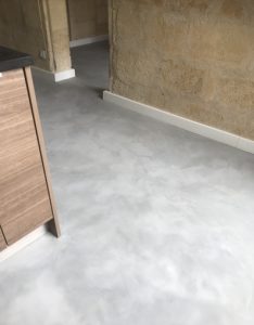 Béton Ciré gris clair dans une maison ancienne de Libourne