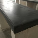 Plan de travail de cuisine gris foncé