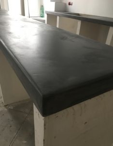 Plan de travail de cuisine gris foncé