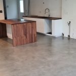 Sol en Béton ciré gris clair dans une maison de Bordeaux